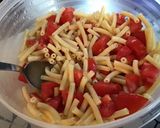 Une image de l'étape 3 de Salade de pâtes aux tomates,laitue tricolore et fleurs de ciboulette (sauce au melfor).