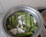 A picture of step 2 of Drumstick, rawmango pulusu.