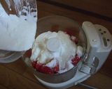 A picture of step 1 of Low-Calorie Fresh Strawberry Mousse.