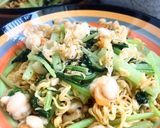 Hình bước làm 4 của món Mì gói xào sò điệp
