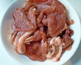 A picture of step 1 of Pork Bits and Pea Shoots Stir-Fried with Ginger and Pepper.
