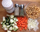 Foto del paso 1 de la receta: Garbanzos salteados con verduras