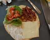 Foto langkah ke 4 dari resep Tortilla Wrap With Smoked Beef And Chicken Burger.