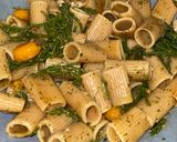 Foto del passaggio 6 della ricetta Mezze Maniche con Vongole, Salicornia e Bottarga