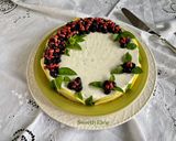 Foto del passaggio 13 della ricetta Cheesecake al basilico, limone e miele con yogurt, pinoli e morette di rovo