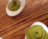 Foto del paso 3 de la receta: Huevo relleno con palta o aguacate 🥑