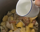 Foto del paso 5 de la receta: Guiso de calamar y gambones, con patatas, cebolla y guisantes