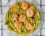 รูปขั้นตอนการทำที่ 2 ของ หน่อไม้ฝรั่งผัดกุ้ง / Stir fried asparagus with shrimps