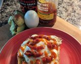 Foto del paso 4 de la receta: Tostada con huevo, aguacate y siracha