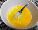 Foto del paso 2 de la receta: Tortilla francesa de pavo rellena de queso fundido