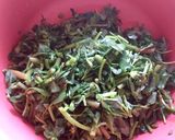 A picture of step 1 of Common purslane with chicken and rice.
