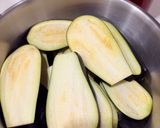 A picture of step 1 of Melanzane alla Parmagiana (Aubergine Parmigiana).