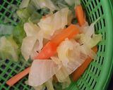 รูปขั้นตอนการทำที่ 2 ของ เบอร์เกอร์หมูกับสลัดผักต้ม