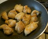 A picture of step 3 of Chicken and Garlic Stir-fry with Black Pepper.