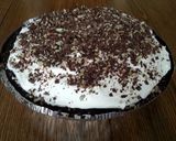 A picture of step 4 of mint chocolate and oreo pie.