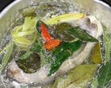 Foto langkah ke 3 dari resep Ikan Kuwe Kuah Asam Pedas Daun Kari.