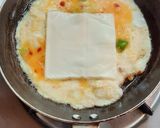 A picture of step 3 of Egg Maggi Pizza.