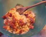 A picture of step 1 of Cheesy muffins with salami (or ham).