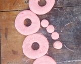 A picture of step 5 of 'Pinkie' cinnamon doughnuts.