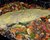 Foto del paso 6 de la receta: Salmón blanco al horno (con manteca, miel y mostaza) sobre verduras