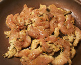 Foto del paso 21 de la receta: Tiras de filetes de pollo marinados a la plancha, con ensalada de arroz