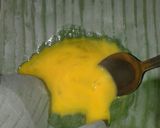 Foto langkah ke 2 dari resep Telur Dadar Daun Pisang.