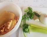 Foto del paso 1 de la receta: Consomé de pollo al chipotle con arroz de coliflor