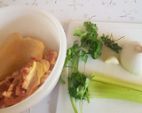 Foto del paso 1 de la receta: Consomé de pollo al chipotle con arroz de coliflor