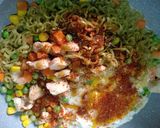 รูปขั้นตอนการทำที่ 4 ของ ผัดมาม่า ผัดเส้นผัก อกไก่ คลีน