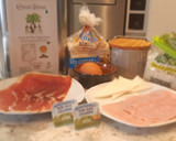 Foto del paso 1 de la receta: Rollitos de pan de molde con dos tipos de jamón y queso