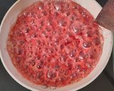 Foto langkah ke 3 dari resep Korean Strawberry Milk Latte.