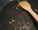 A picture of step 2 of Mezzi paccheri con calamari al cartoccio.