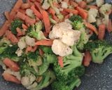 Foto del paso 4 de la receta: Coliflor, Brócoli, Zanahoria y Patata al Wok a la Mantequilla y Yakiniku con Bacon