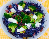 Foto del paso 2 de la receta: Ensalada con repollo morado, brócoli, zanahoria, queso crema !Limón !