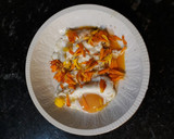 Foto del paso 2 de la receta: Huevos fritos con pétalos de caléndula. "Pon flores en tu boca"