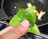 Hình bước làm 1 của món Lườn gà rang gừng xả lá chanh dễ làm