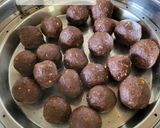 A picture of step 4 of Ragi ladoo.
