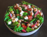 Foto del passaggio 3 della ricetta Insalata di fagiolini con pomodori ravanelli rucola ceci avocado e feta