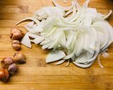 Hình bước làm 1 của món Vào bếp cùng con: Onion jam hay mứt hành tây mặn ngọt với dấm dâu tằm