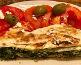 Foto del passaggio 4 della ricetta Spanakopita spinaci feta ed olive