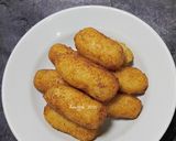 Foto langkah ke 4 dari resep Cemilan dari nasi (nasi kepal goreng).