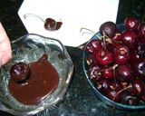Foto del paso 2 de la receta: Las 12 uvas de las 12 y cerezas bañadas en chocolate