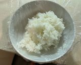 A picture of step 1 of Onigiri with salmon flakes.
