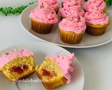 Foto langkah ke 6 dari resep Strawberry Cupcake.