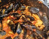 Foto del paso 7 de la receta: Chipirones con sepia y mejillones en sofrito de verduras