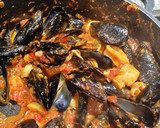 Foto del paso 7 de la receta: Chipirones con sepia y mejillones en sofrito de verduras