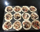 Foto del paso 4 de la receta: Canastitas de champiñones, queso, tomate y aceitunas negras