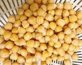 Hình bước làm 1 của món Salad tôm - đậu gà