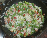 Foto del paso 3 de la receta: Salteado de arroz, verduras y salchichas