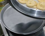 Foto langkah ke 4 dari resep Kue semprit sagu keju lumer no oven.